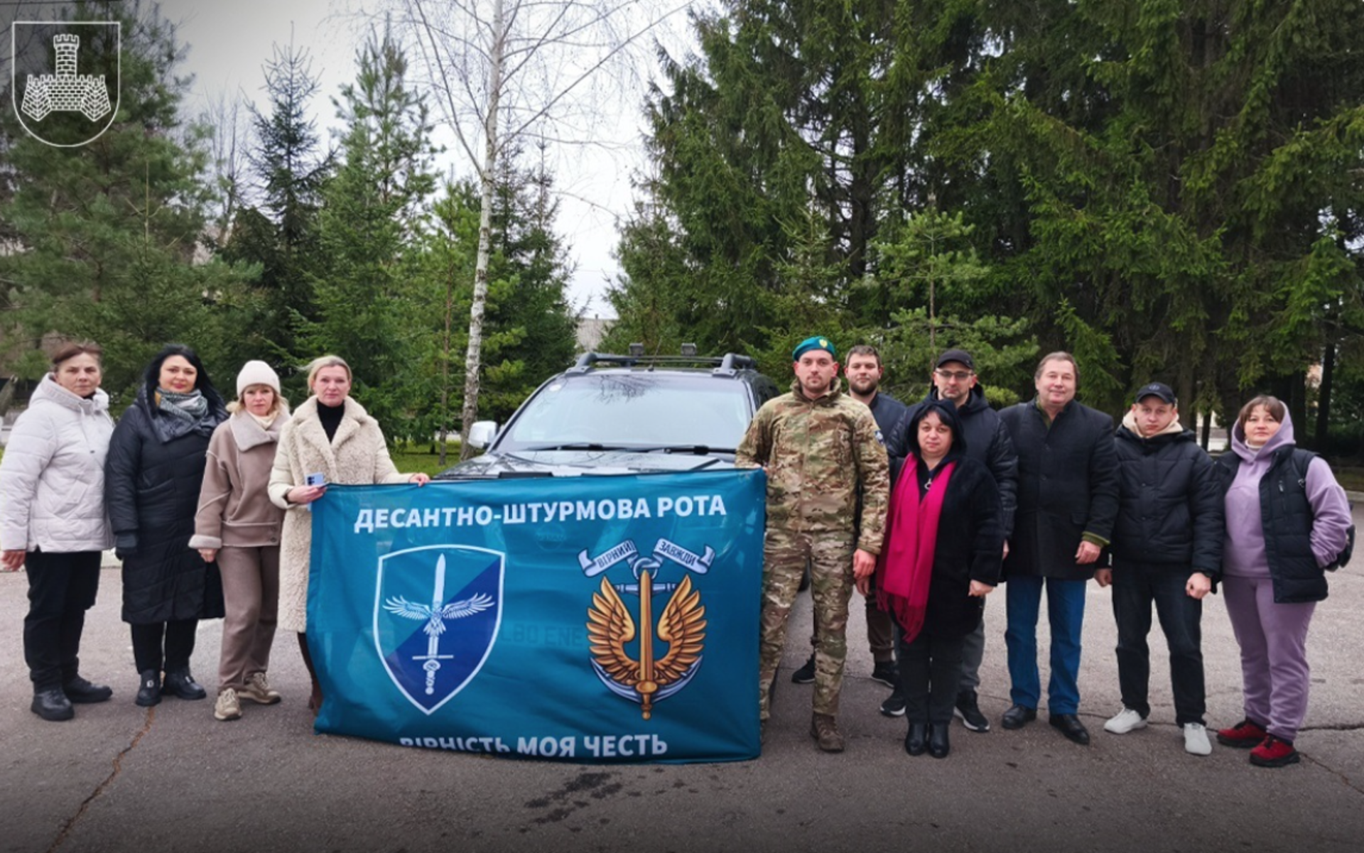 Працівники Хмільницької міської ради купили автомобіль та передали його морським піхотинцям