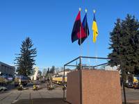 У Хмільнику встановили блакитно-чорний прапор «Між небом та землею» — символ зниклих безвісти