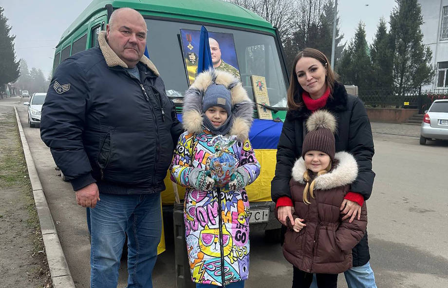 У Хмільнику добрий чоловік влаштував для дітей свято