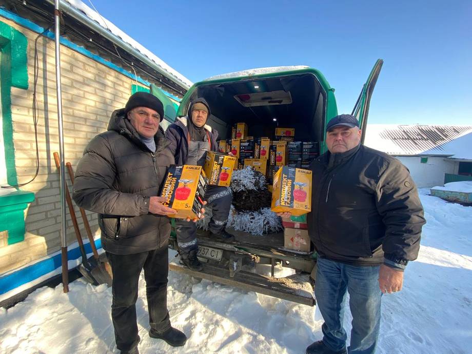 Сто кемпінгів та одну тисячу газових балончиків передали з Хмільника на фронт