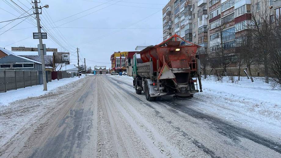 В Хмільнику тривають роботи з посипки доріг протиожеледною сумішшю