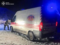 В Хмільницькому районі рятувальники двічі витягували "швидку" з снігової пастки