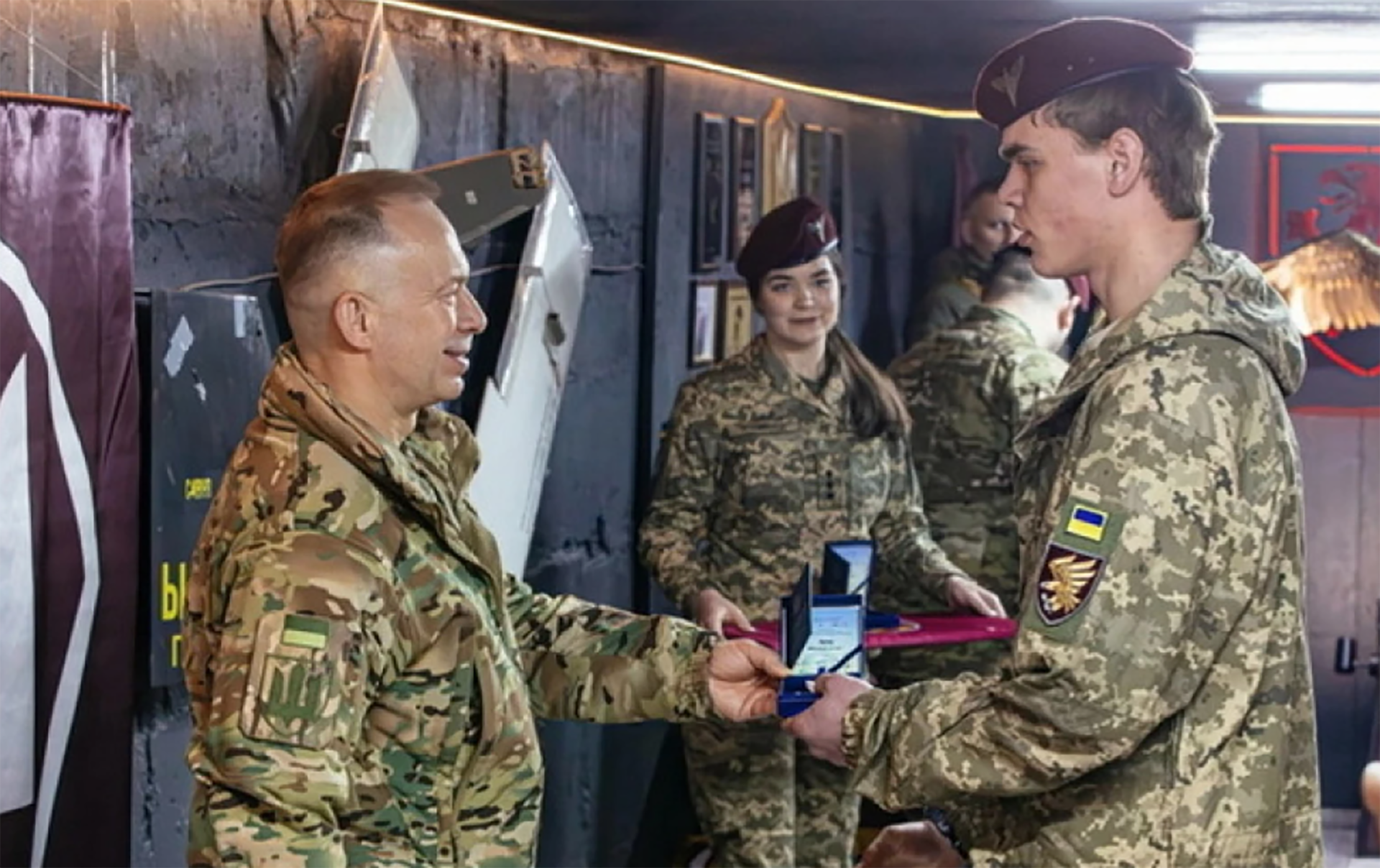 Головнокомандувач Збройних Сил України вручив нагороду 19-річному десантнику з Вінниччини