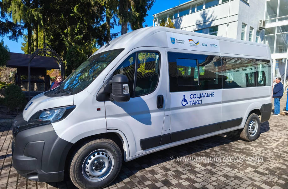 У Хмільнику з’явилося ще одне «соціальне таксі» для людей з інвалідністю