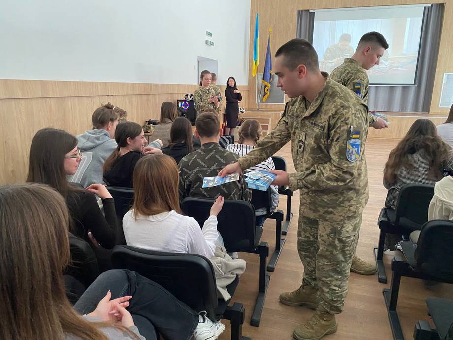 У Хмільнику випускникам розповіли про вступ до військового вишу Повітряних Сил