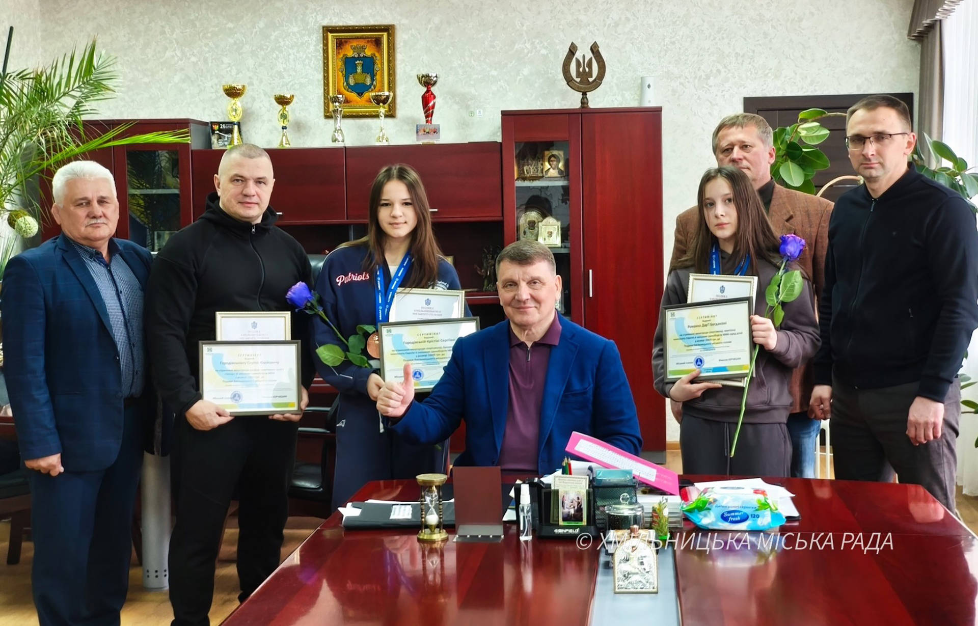 Хмільницький міський голова Микола Юрчишин вручив подяки та премії призеркам чемпіонату Європи з ММА