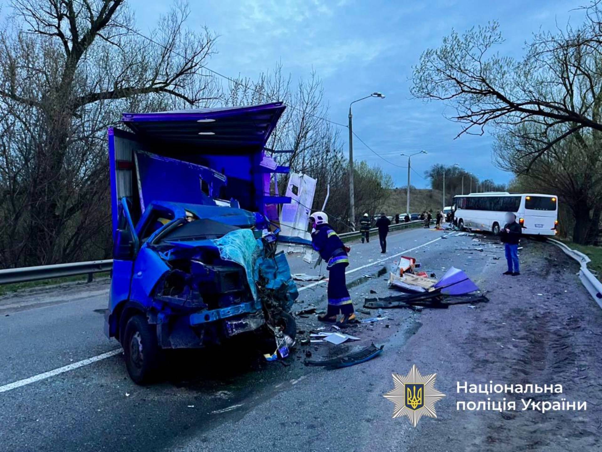 Смертельна аварія у Хмільницькому районі! Зіткнулися вантажівка та автобус