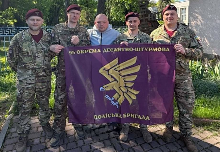 Ветерану Дмитру Добринову з Хмільника десантники вручили коїни ЗСУ