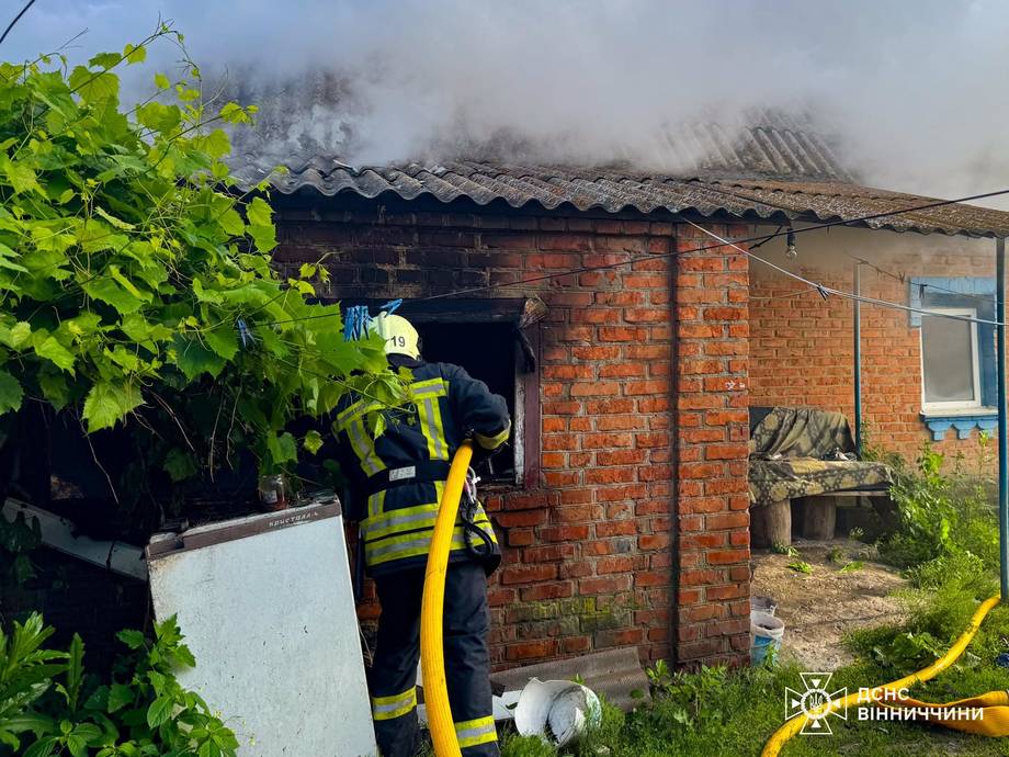 Через необережне куріння у Хмільницькому районі вщент згорів будинок: господаря госпіталізували
