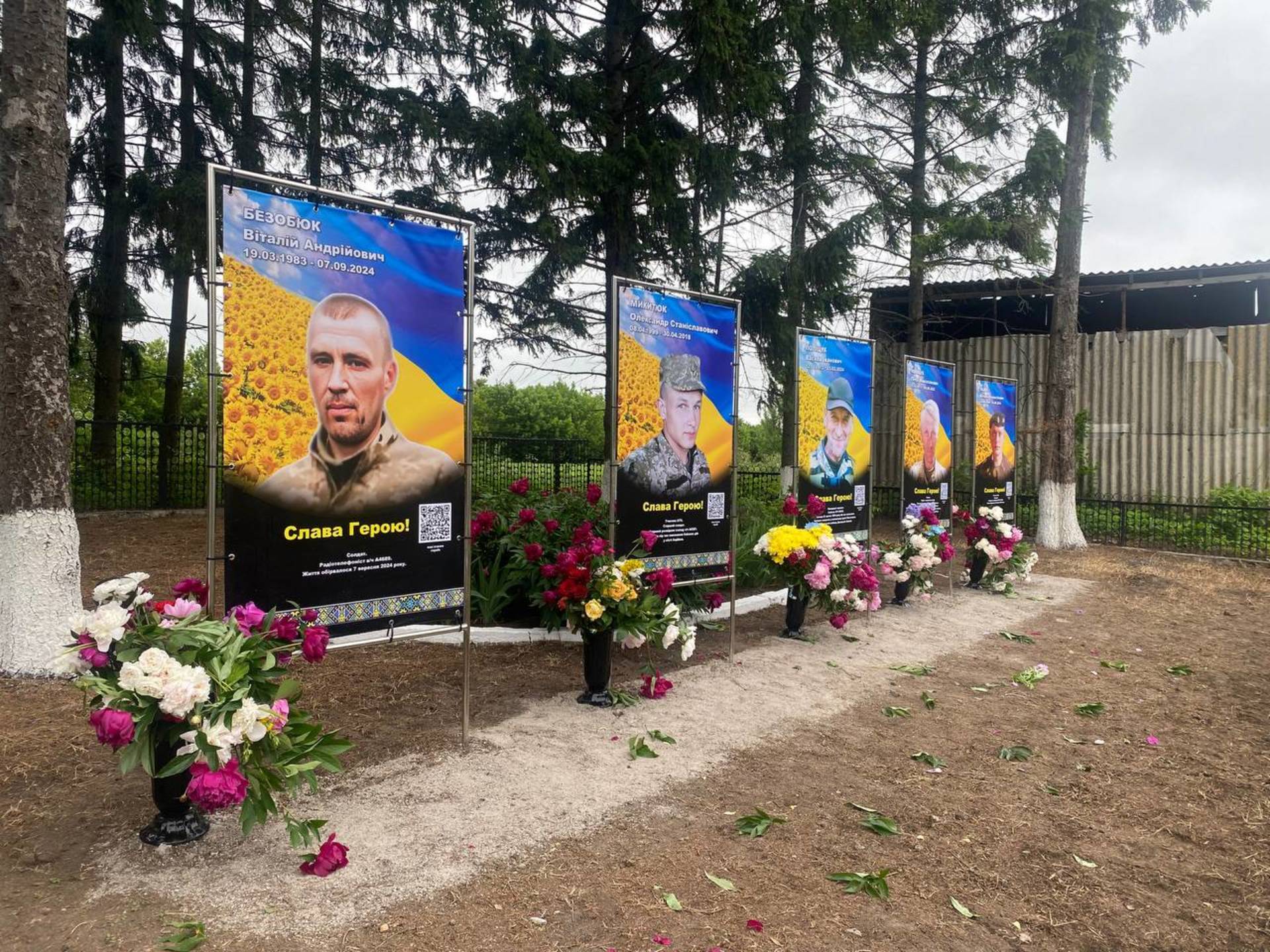 У Білому Рукаві відкрили Алею Слави на честь полеглих захисників України