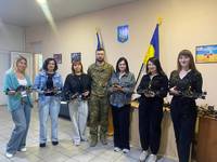 Працівники Хмільницького РТЦК та СП передали на фронт 18 дронів для бійців «Червоної калини»