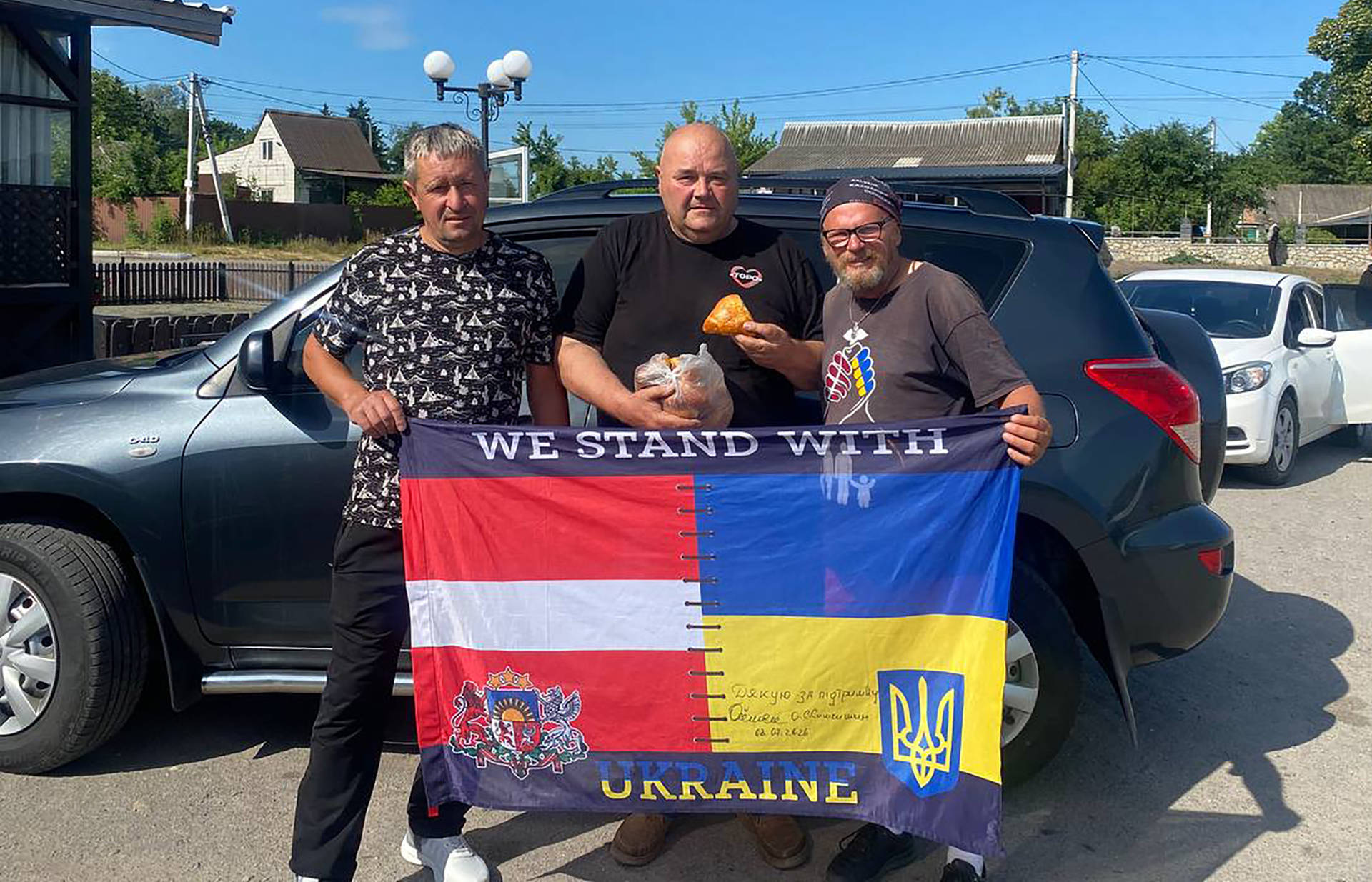 Волонтер із Латвії пішки прямує до Вінниці заради українських захисників