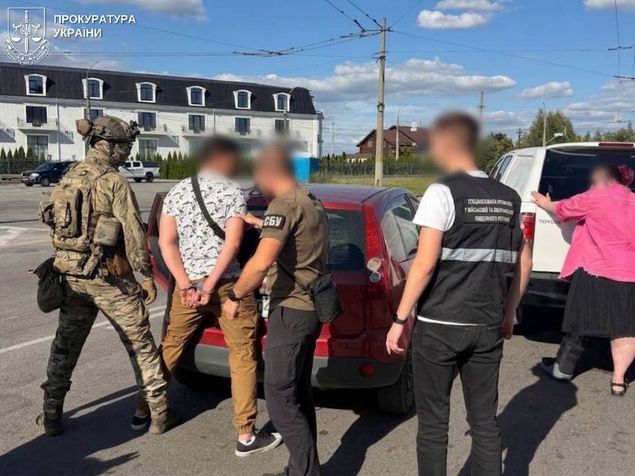 У Вінниці затримали злочинців, які за 10 тисяч доларів обіцяли допомогти військовому залишити службу