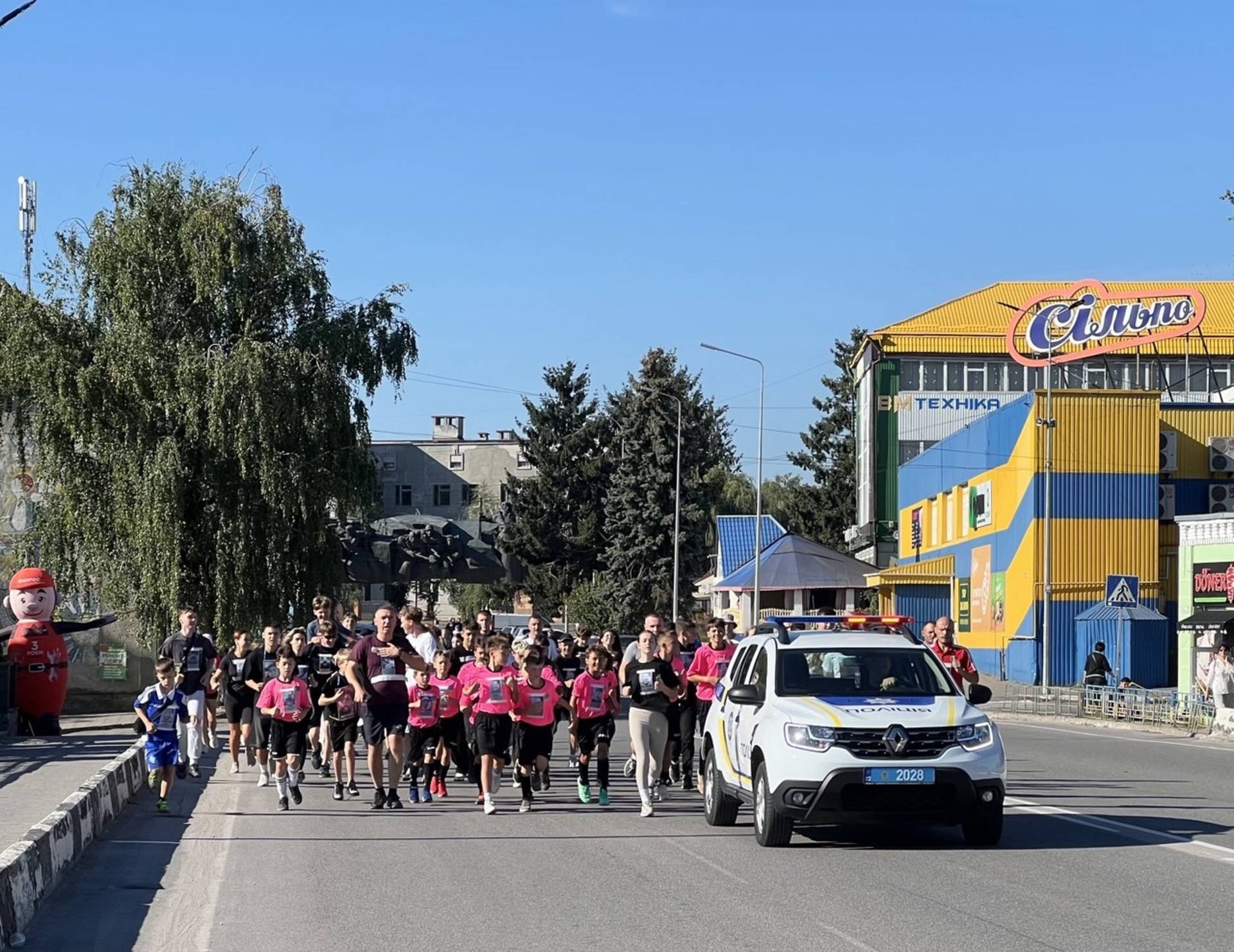 У Хмільнику відбувся забіг «Шаную воїнів, біжу за Героїв України»