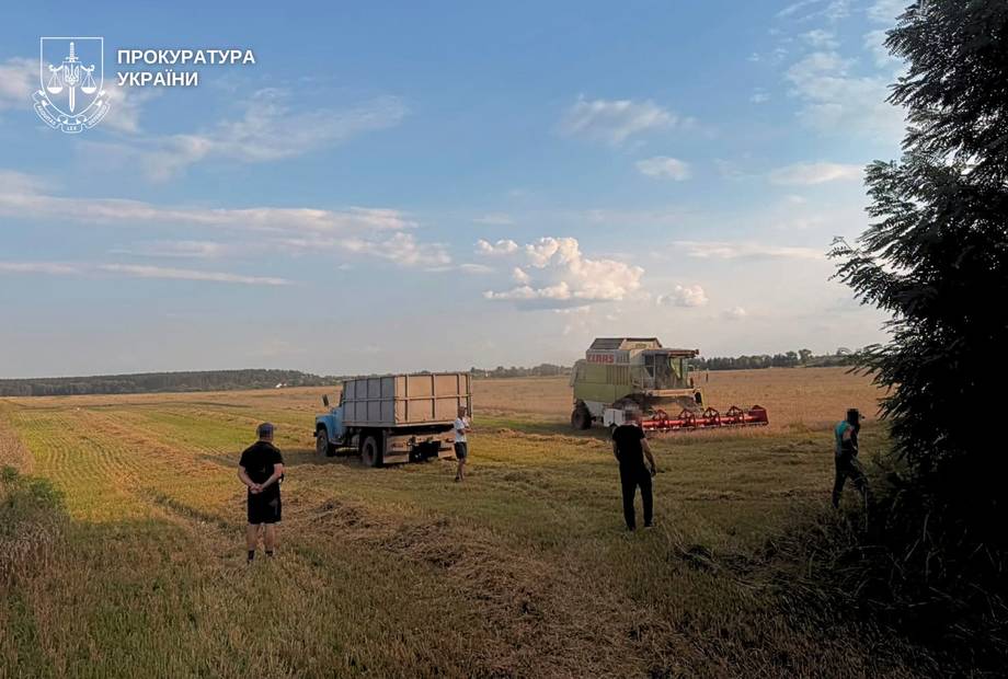 Депутат міськради Хмільницького району постане перед судом через захват 85 гектарів землі