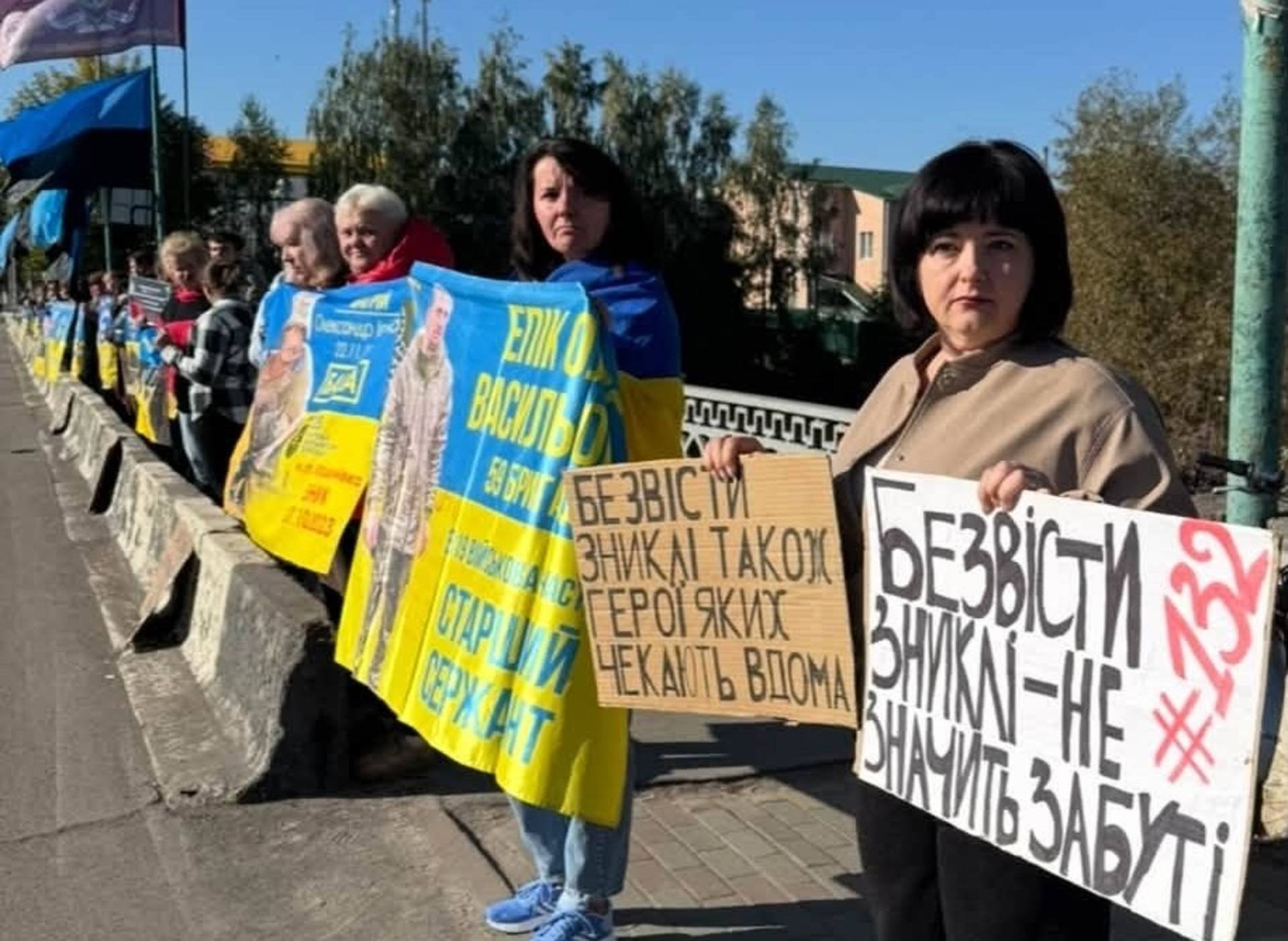 У Хмільнику родини безвісти зниклих та військовополонених провели чергову мирну акцію